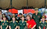 Khoảng khắc đầy tự hào và xúc động của nhân dân tại khu vực Ga Hà Nội 