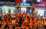Khoảng khắc đầy tự hào và xúc động của nhân dân tại khu vực Ga Hà Nội 