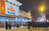 Khoảng khắc đầy tự hào và xúc động của nhân dân tại khu vực Ga Hà Nội 