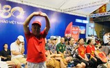 Ga Hà Nội: Trong mưa và trong sương vẫn rộn ràng không khí chờ xem tổng duyệt A80