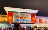 Ga Hà Nội: Trong mưa và trong sương vẫn rộn ràng không khí chờ xem tổng duyệt A80