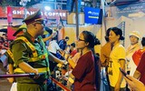Một “đêm trắng” tại ga Hà Nội: Người người nô nức chờ đón Tết Độc lập