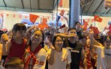 Một “đêm trắng” tại ga Hà Nội: Người người nô nức chờ đón Tết Độc lập
