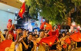 Một “đêm trắng” tại ga Hà Nội: Người người nô nức chờ đón Tết Độc lập