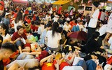 Một “đêm trắng” tại ga Hà Nội: Người người nô nức chờ đón Tết Độc lập