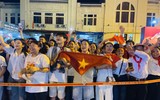 Một “đêm trắng” tại ga Hà Nội: Người người nô nức chờ đón Tết Độc lập