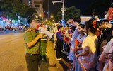 Một “đêm trắng” tại ga Hà Nội: Người người nô nức chờ đón Tết Độc lập