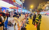 Một “đêm trắng” tại ga Hà Nội: Người người nô nức chờ đón Tết Độc lập