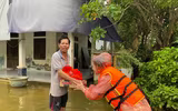 Hành trình vượt lũ mang yêu thương đến với bà con Huế