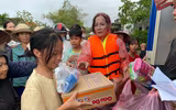 Hành trình vượt lũ mang yêu thương đến với bà con Huế