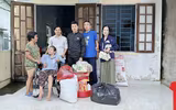 Hành trình vượt lũ mang yêu thương đến với bà con Huế