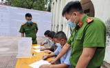 Niềm vui của những công dân đầu tiên ở Hà Nội nhận biển số xe đăng ký tại Công an cấp xã