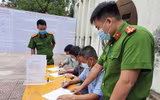Niềm vui của những công dân đầu tiên ở Hà Nội nhận biển số xe đăng ký tại Công an cấp xã