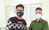 Niềm vui của những công dân đầu tiên ở Hà Nội nhận biển số xe đăng ký tại Công an cấp xã