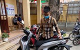 Niềm vui của những công dân đầu tiên ở Hà Nội nhận biển số xe đăng ký tại Công an cấp xã