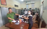 Niềm vui của những công dân đầu tiên ở Hà Nội nhận biển số xe đăng ký tại Công an cấp xã