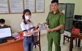 Niềm vui của những công dân đầu tiên ở Hà Nội nhận biển số xe đăng ký tại Công an cấp xã