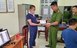 Niềm vui của những công dân đầu tiên ở Hà Nội nhận biển số xe đăng ký tại Công an cấp xã