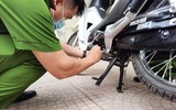 Niềm vui của những công dân đầu tiên ở Hà Nội nhận biển số xe đăng ký tại Công an cấp xã