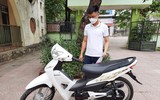 Niềm vui của những công dân đầu tiên ở Hà Nội nhận biển số xe đăng ký tại Công an cấp xã