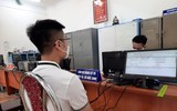 Niềm vui của những công dân đầu tiên ở Hà Nội nhận biển số xe đăng ký tại Công an cấp xã
