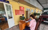 Niềm vui của những công dân đầu tiên ở Hà Nội nhận biển số xe đăng ký tại Công an cấp xã