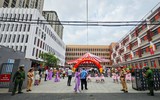 Công an Hà Nội cùng học sinh trên mọi nẻo đường đến trường ngày khai giảng