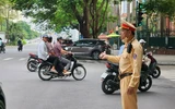Công an Hà Nội cùng học sinh trên mọi nẻo đường đến trường ngày khai giảng