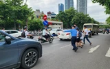 Công an Hà Nội cùng học sinh trên mọi nẻo đường đến trường ngày khai giảng