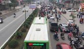 Nhiều phương tiện vẫn lấn làn dành riêng cho buýt nhanh BRT
