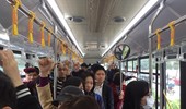 Buýt nhanh BRT chật kín xe trong ngày đầu bán vé 7.000 đồng/lượt