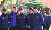 HLV Kim Sang-sik dẫn học trò đi chùa trước ngày đối đầu đội bóng cũ