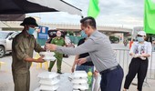 Ấm lòng những suất cơm tình nghĩa đến các chốt kiểm soát dịch Covid-19