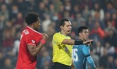 Xuân Son bị trung vệ to cao Singapore kéo rách áo