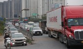 Dòng phương tiện chen chúc đổ về Thủ đô, người dân tay xách nách mang trở lại Hà Nội
