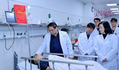 Thủ tướng Phạm Minh Chính thăm, động viên bác sĩ và bệnh nhân hai bệnh viện tại Hà Nội ngày sát Tết