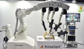 Bác sĩ ngồi ở Singapore điều khiển robot ở Nhật Bản phẫu thuật thành công