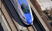 Đoàn tàu cao tốc Shinkansen bị mắc kẹt trong 12 giờ ở Nhật Bản