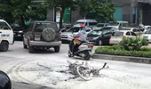 Xe máy cháy trơ khung sau khi va chạm với taxi
