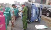 Xe lật bình gas văng, đường trên cao tắc hàng km