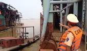 Tổng kiểm tra, thu giữ các tàu tự chế khai thác cát trái phép