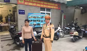 Hoạn nạn dọc đường, cô gái được CSGT giúp đỡ về quê nhà