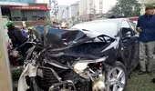 Xe ô tô Camry đâm nát xe máy 