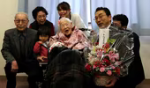 Con trai 92 tuổi tới mừng sinh nhật mẹ 117 tuổi