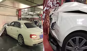 Video nữ tài xế bất lực nhìn xe sang Bentley đâm sầm vào tường