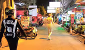 Du khách khỏa thân, cầm dao gây náo loạn Pattaya