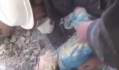 Video cứu sống bé gái Syria từ đống đổ nát