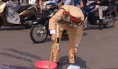CSGT dọn “bẫy” xà phòng giữa ngã tư