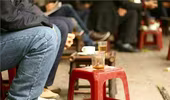 Cà phê rởm tràn lan hè phố
