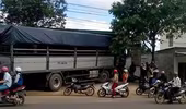 Đắk Lắk: Tài xế bất cẩn để xe tải trôi tự do đâm vào quán cơm